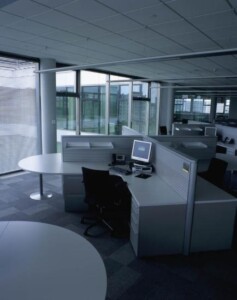 DHL Information Services kompletní realizace kancelářského nábytku 2004